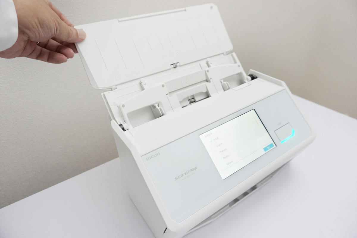 ScanSnapの給紙カバー（原稿台）を開けると、自動で電源がONになります。
