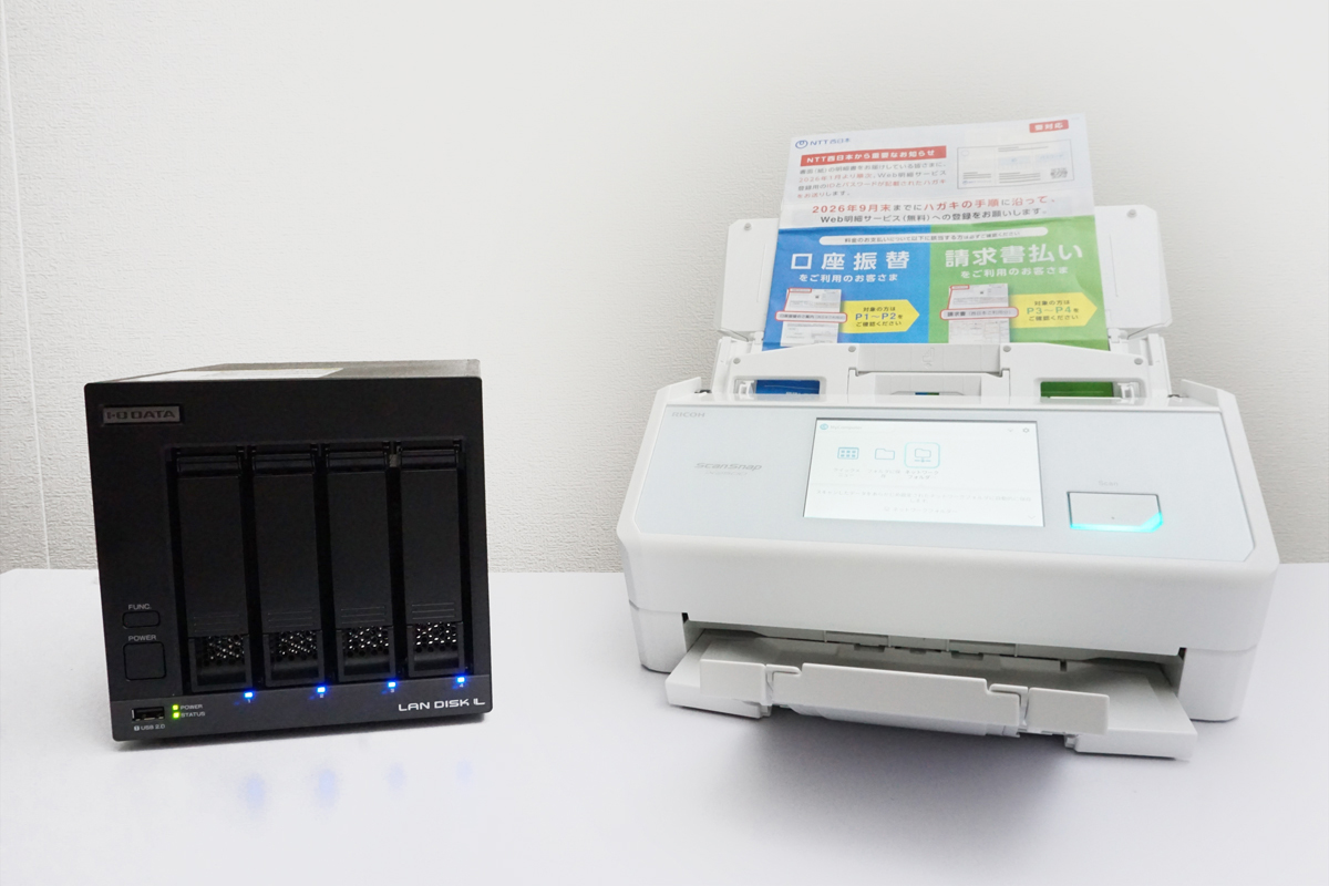 左：LAN DISK「HDL-LVシリーズ」と右：ScanSnap「iX2500」