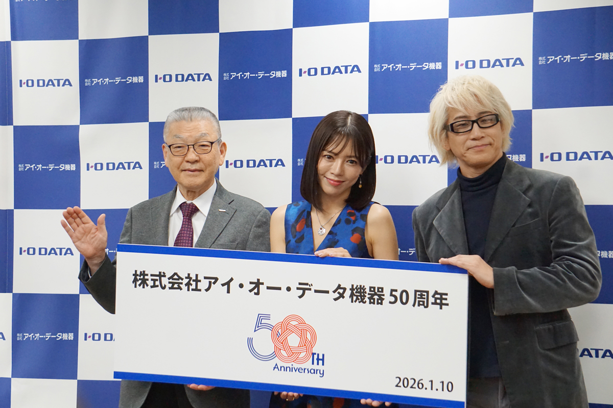 左から、代表取締役会長　細野昭雄、特別ゲスト 釈 由美子さん、MC やまだひさしさん