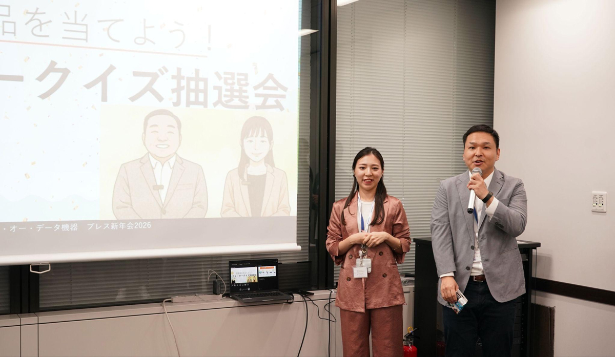 懇親会司会:販売促進部 販売促進1課 課長　瀧 勇史（右）同課の鵜川 妃奈