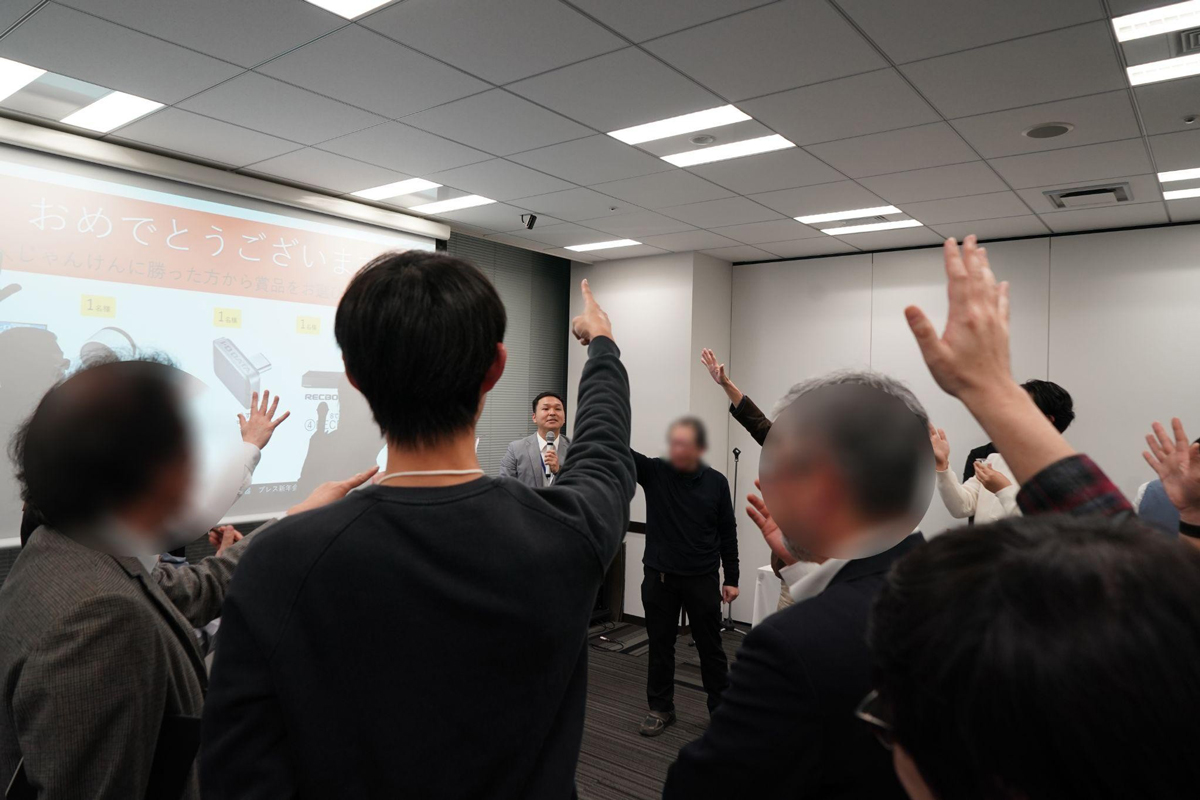 恒例のジャンケン大会で盛り上がる