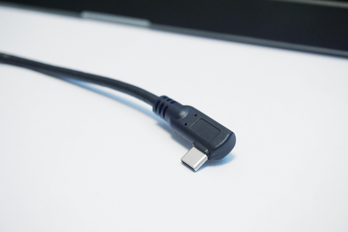 標準添付されているUSB Type-Cケーブルは片側がL字型