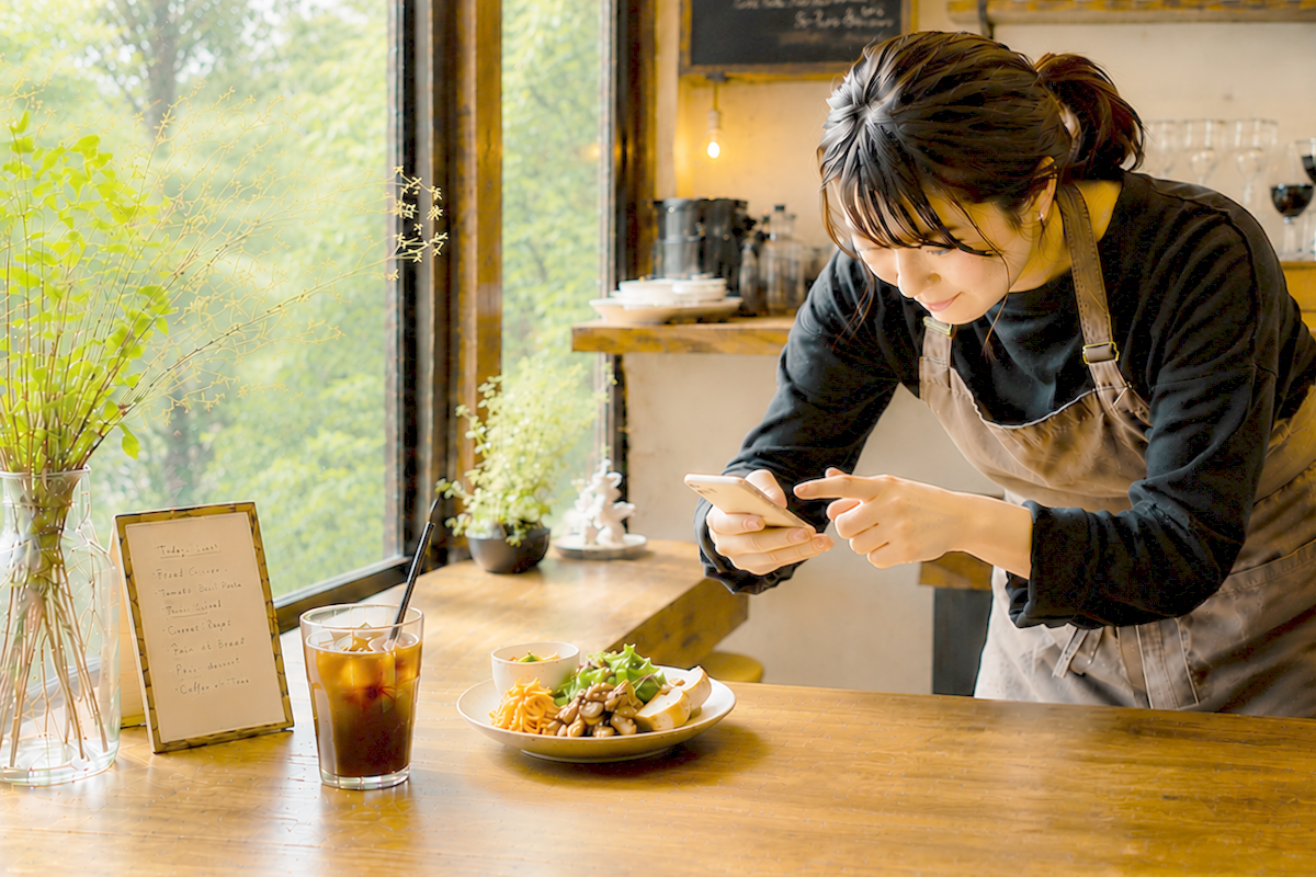 おすすめのランチをスマホで撮影