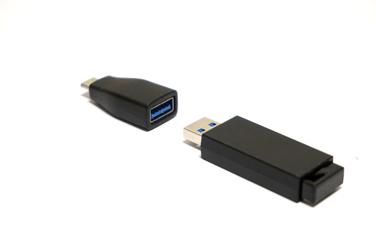 左：USB Type-C変換アダプター　右：USBメモリー