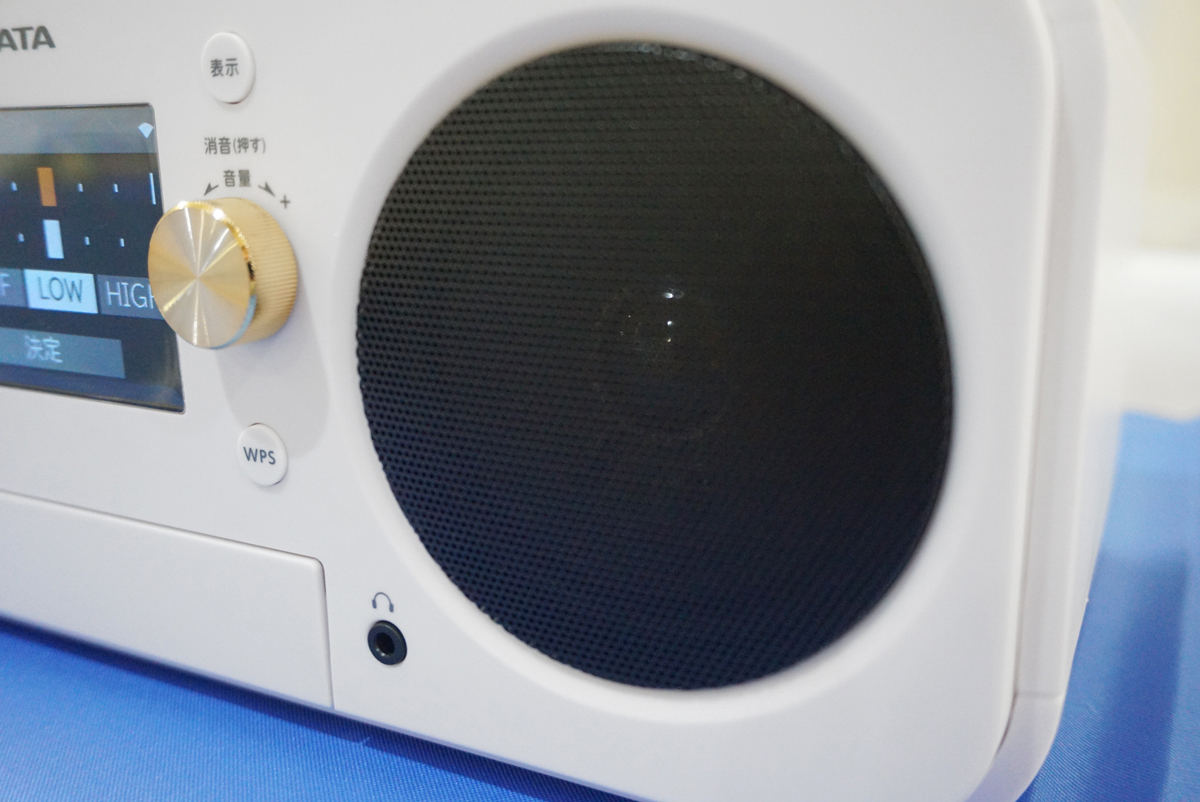 スピーカー：9cmコーン型×2（実用最大出力3W＋3W）