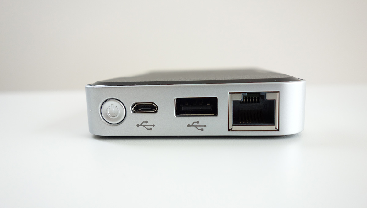 「ポケドラ」（WFS-SR01）側面　USB差しこみ口（中央）