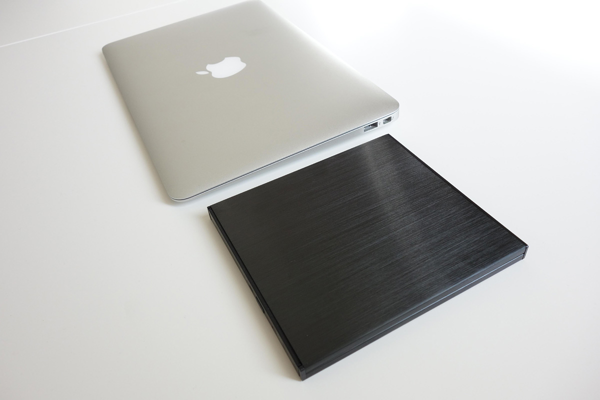 MacBook AirとBRP-UT6ALK　右ななめからの写真