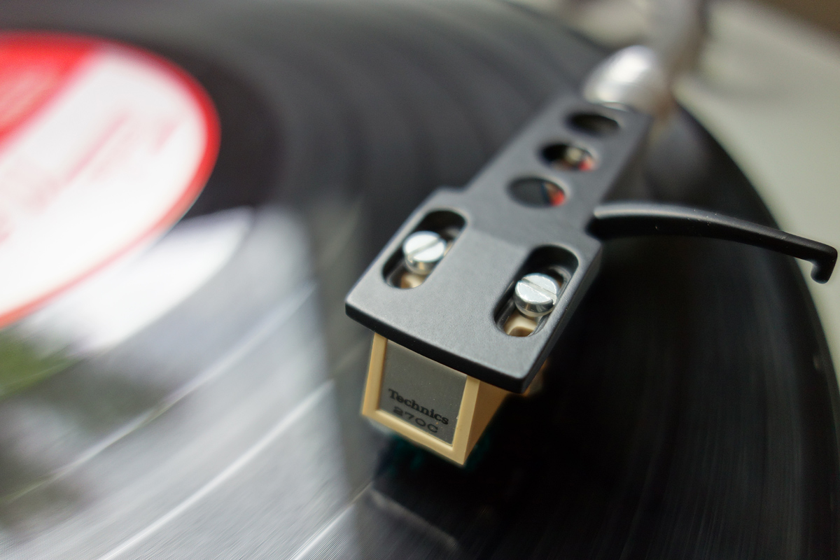 レコードプレーヤーから出力される音はCDと比べて小さい