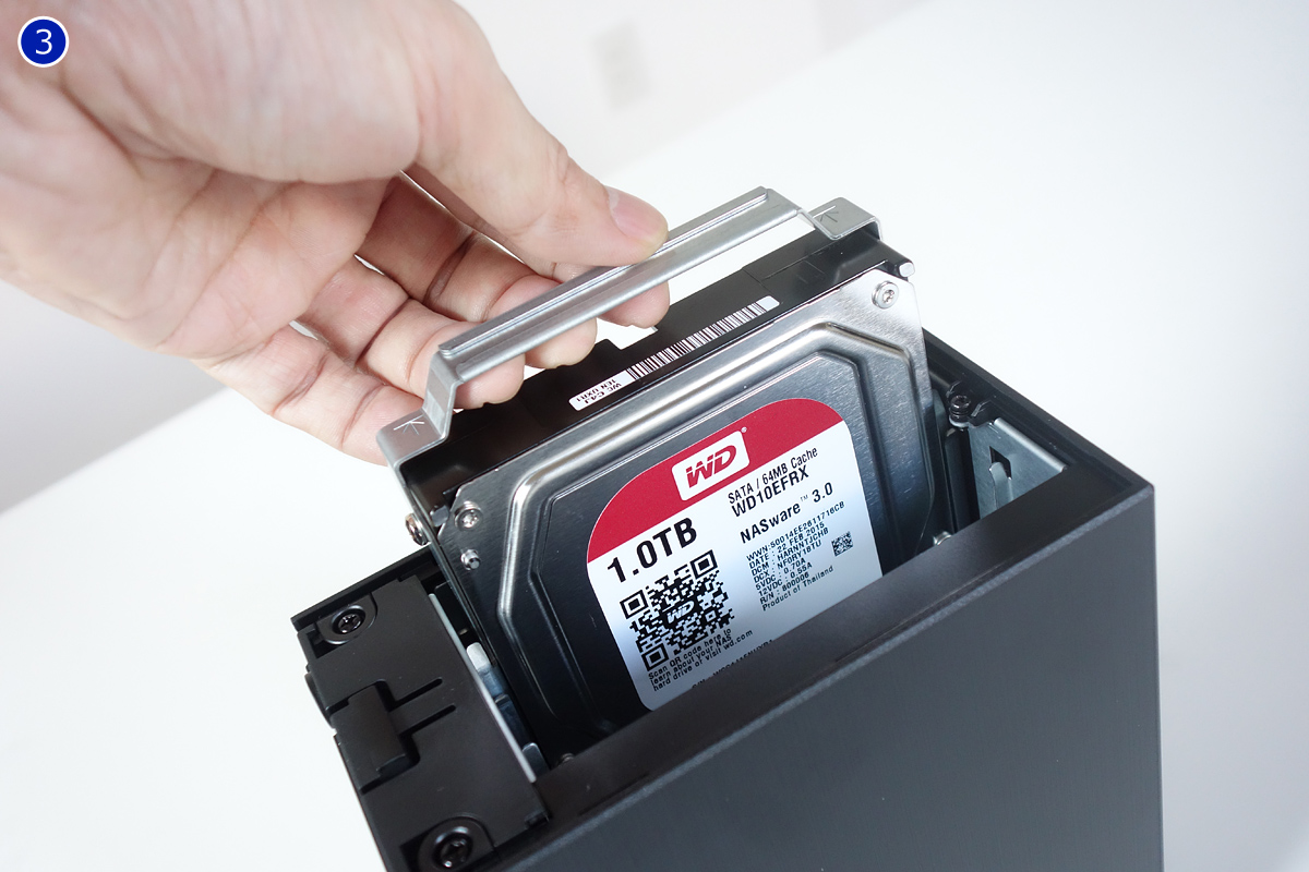 本商品のフタを外しHDD×2を本商品に取り付けます。