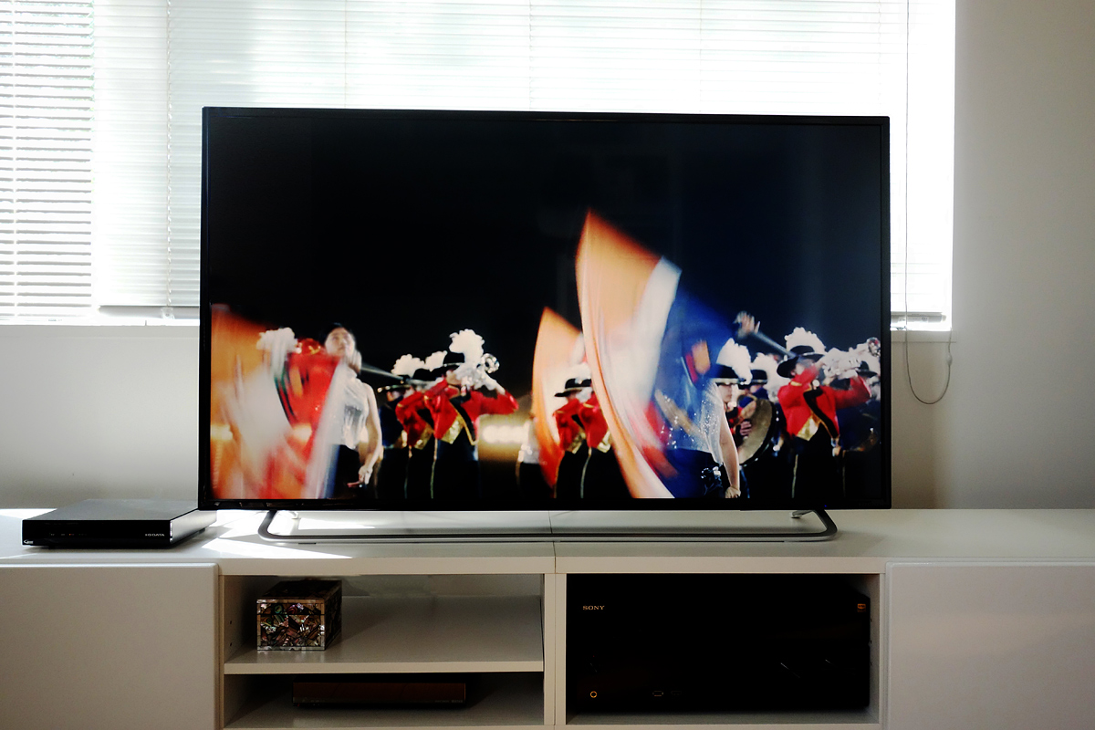 本商品（LCD-M4K491XDB）に映し出されたテレビ番組　（左）REC-ON（HVTR-BCTX3）
