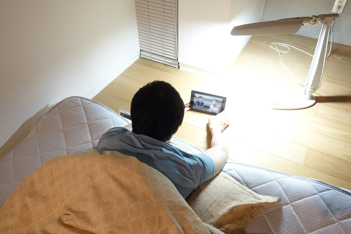 寝室にてFire 7タブレットでテレビ録画番組を楽しむ