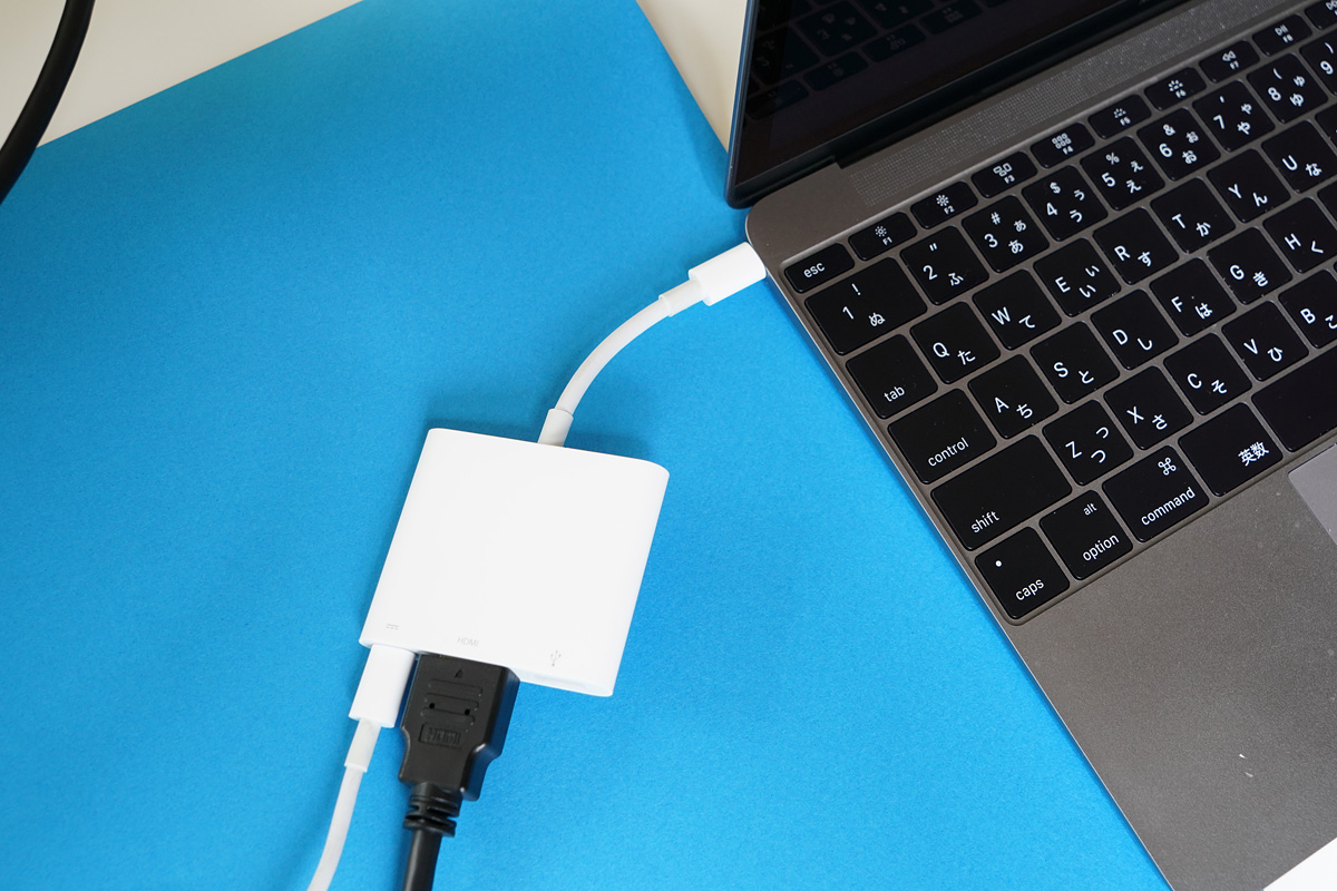 市販の別売りアダプターを使えば、MacBook側も充電可能