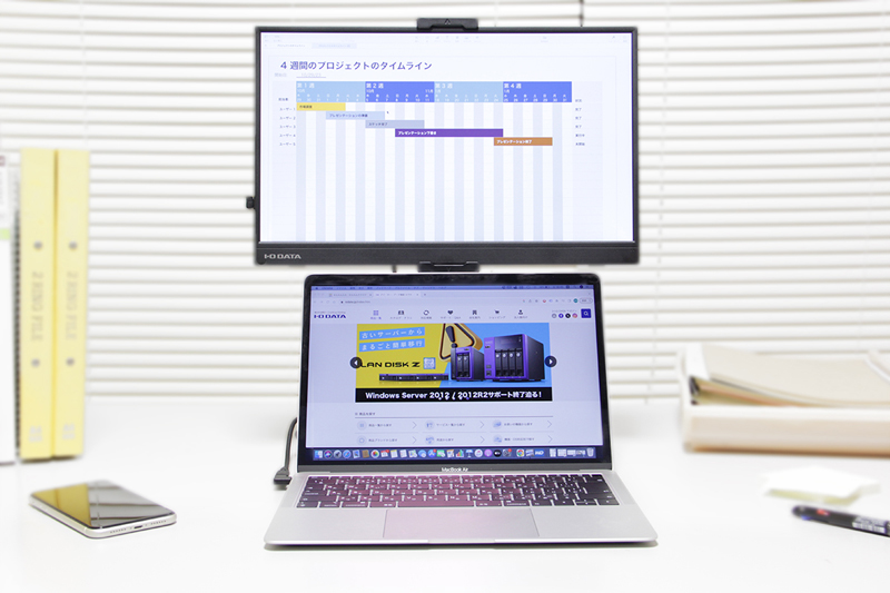 モバイルスタンドを使ってノートPCの真上にモバイルモニターを配置。USB Type-Cアダプターで配線もスッキリ