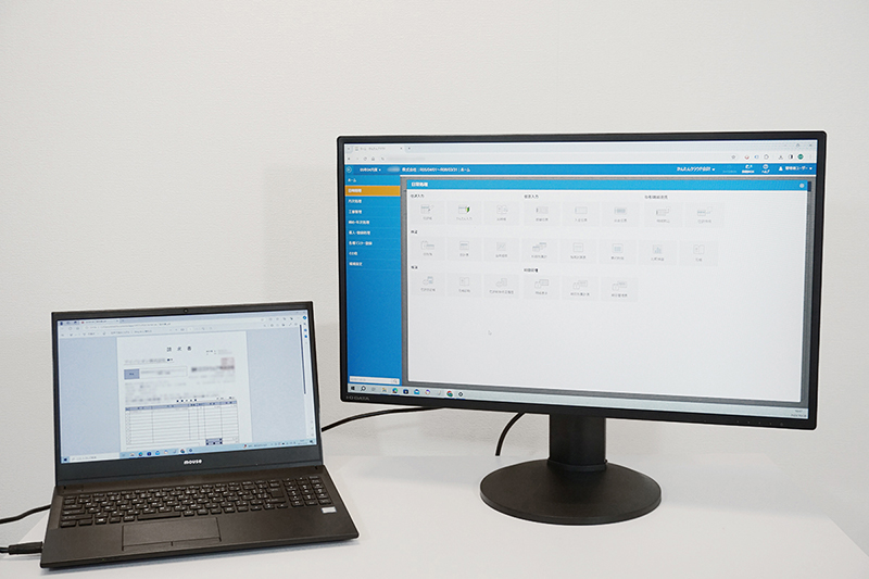 PDFを見ながら、会計ソフト画面が見られるマルチモニター環境